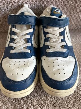 Nike youth White and Navy Low-Top Sneakers with velcro closure